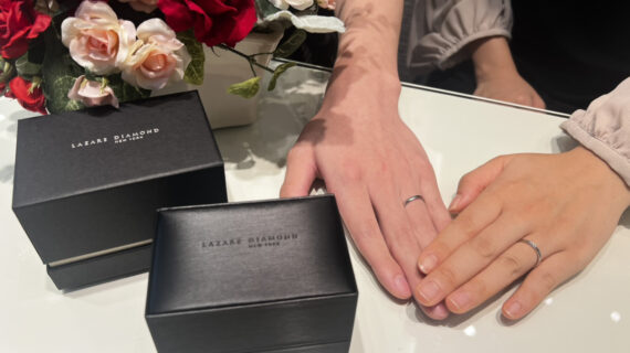 ラザールダイヤモンドの結婚指輪を着けたカップル