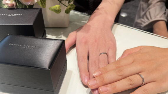 ラザールダイヤモンドの結婚指輪を着けたカップル