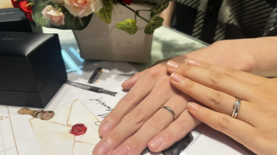 ラザールダイヤモンドの結婚指輪を着けたカップル