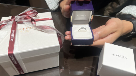 NIWAKA(ニワカ)の婚約指輪が入ったケースを持つ男性