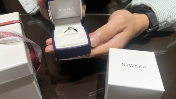 NIWAKA(ニワカ)の婚約指輪が入ったケースを持つ男性