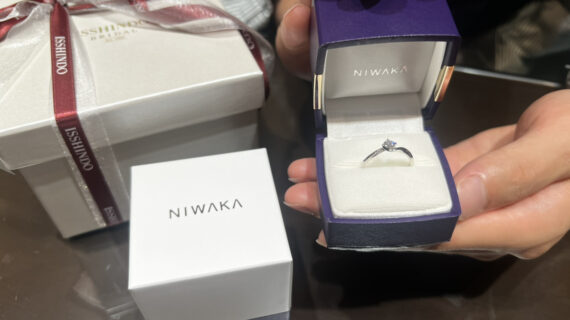 NIWAKA(ニワカ)の婚約指輪が入ったケースを持つ男性