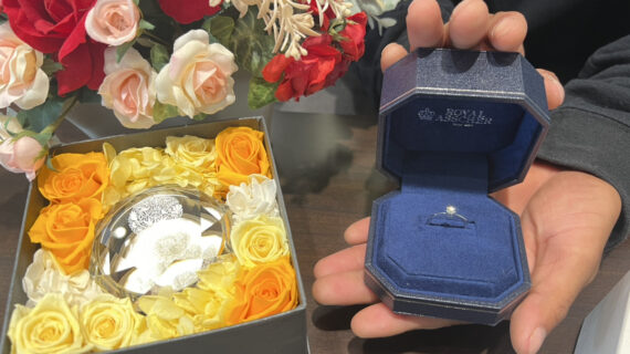 ロイヤル・アッシャーの婚約指輪が入ったケースを持つ男性の手元