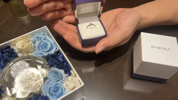 NIWAKA(ニワカ)の婚約指輪が入ったケースを持つ男性の手元