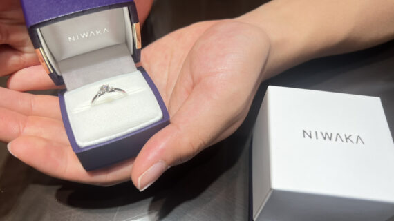 NIWAKA(ニワカ)の婚約指輪が入ったケースを持つ男性の手元