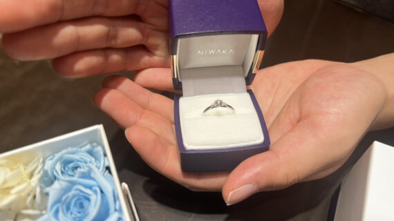 NIWAKA(ニワカ)の婚約指輪が入ったケースを持つ男性の手元