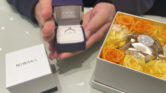 NIWAKA(ニワカ)の婚約指輪が入ったケースを持つ男性