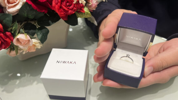 NIWAKA(ニワカ)の婚約指輪が入ったケースを持つ男性