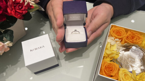 NIWAKA(ニワカ)の婚約指輪が入ったケースを持つ男性