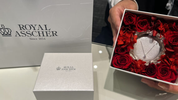 ロイヤル・アッシャーの婚約ネックレスが入ったケースを持つ男性の手元