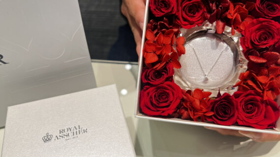 ロイヤル・アッシャーの婚約ネックレスが入ったケースを持つ男性の手元