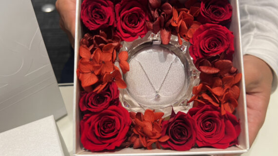 ロイヤル・アッシャーの婚約ネックレスが入ったケースを持つ男性の手元