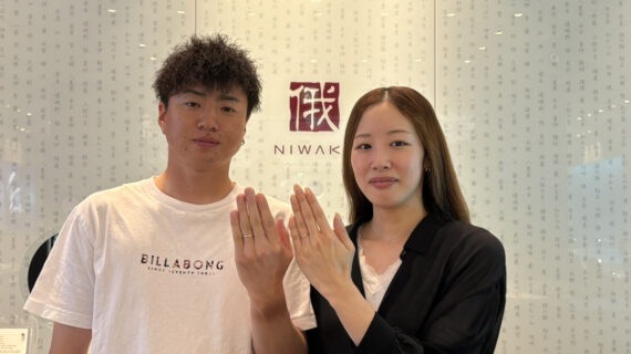 NIWAKAの結婚を着たカップル