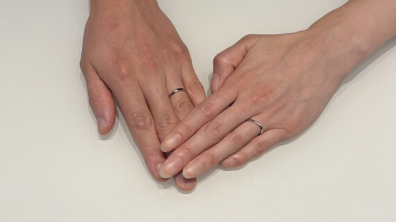 NIWAKAの結婚指輪をつけたカップル
