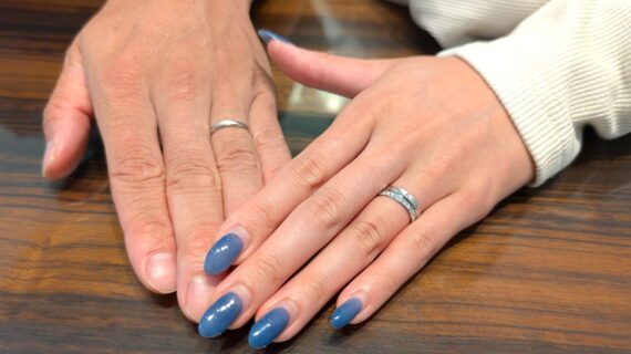 NIWAKA（ニワカ）の婚約指輪とラザール・ダイヤモンドの結婚指輪をつけたカップル