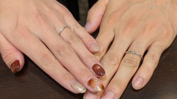 ルシエの結婚指輪をつけたカップル