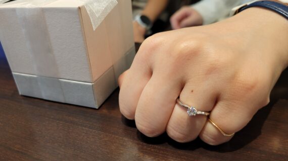 カフェリングの婚約指輪を着けた女性の手元