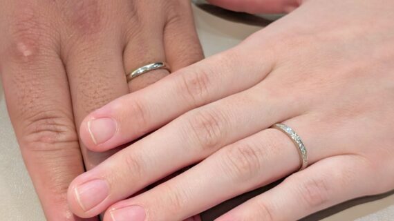 プルーブの結婚指輪をつけたカップル