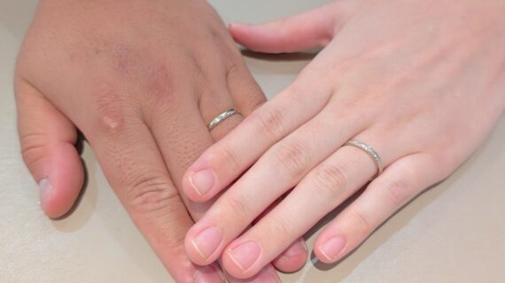 プルーブの結婚指輪をつけたカップル