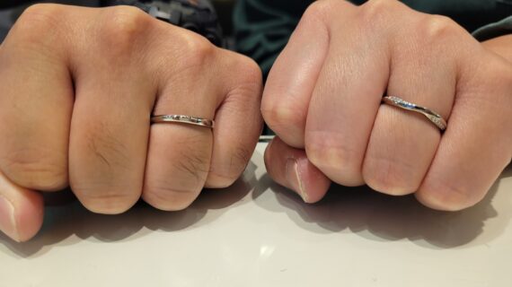 俄の結婚指輪「茜雲」を着けたカップルの手元
