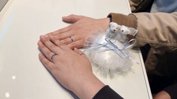 アイスブルーレーベルの結婚指輪をつけたカップル