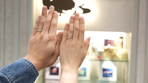 美女と野獣の結婚指輪を着けたカップルの手元