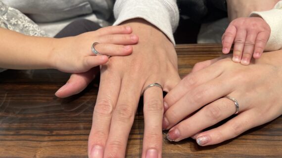 ディズニーリトルマーメイドの結婚指輪を着けた夫婦