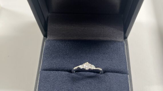 ラザールダイヤモンドの婚約指輪を選んだ男性