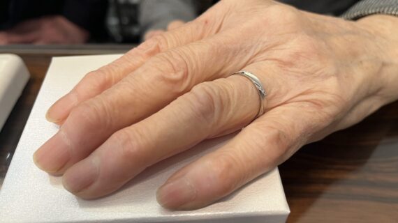 ロイヤル・アッシャーの結婚指輪を着けた女性