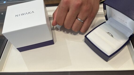 NIWAKAの結婚指輪を着けた男性