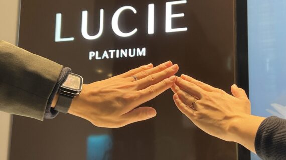 ルシエの結婚指輪をつけたカップル