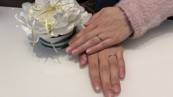 カフェリングの結婚指輪を着けたカップル