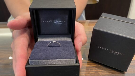 ラザールダイヤモンドの婚約指輪を持った男性