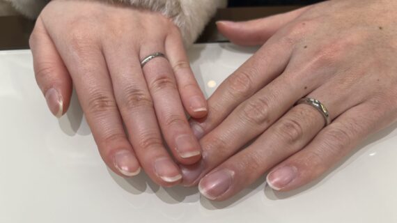 ルシエとフィッシャーの結婚指輪を着けたカップル