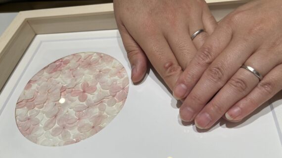 ラザールダイヤモンドの結婚指輪を着けたカップル