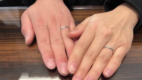 ラザールダイヤモンドの結婚指輪を着けたカップル