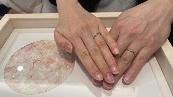 NIWAKA(ニワカ)の結婚指輪を着けた夫婦