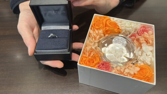 ラザールダイヤモンドの婚約指輪のケースを持つ男性