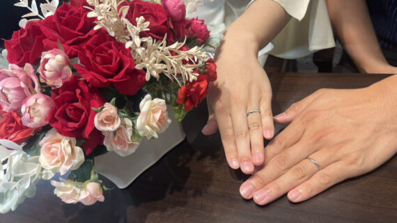 ロイヤルアッシャーの結婚指輪を着けたカップル
