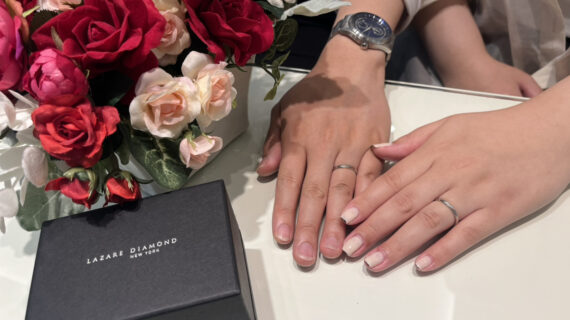 ラザールダイヤモンドの結婚指輪を着けたカップル