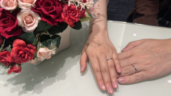 NIWAKAの結婚指輪を着けたカップル
