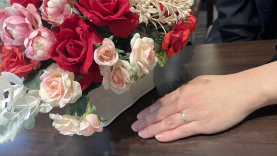 NIWAKAの結婚指輪を着けた女性