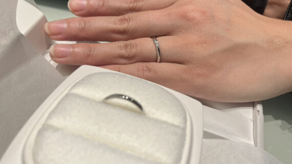 NIWAKA(ニワカ)の結婚指輪を着けた女性の手元