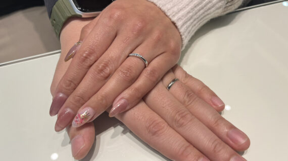 サムシングブルーの結婚指輪を着けた男女の手元