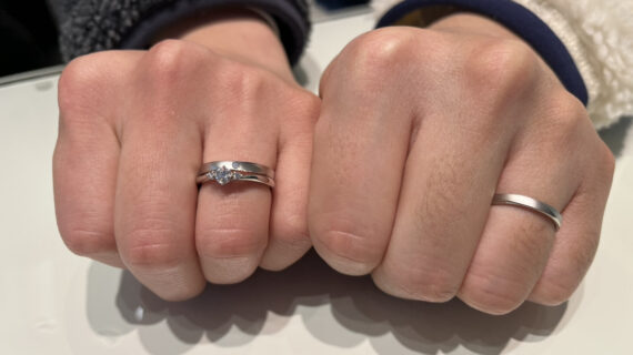 ラザールダイヤモンドの結婚指輪を着けた男女の手元