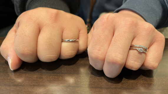 ラザールダイヤモンドの結婚指輪を着けた男女の手元