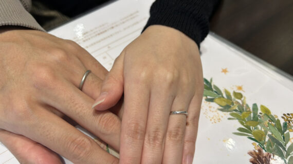 ニワカの結婚指輪を着けているカップル