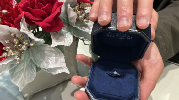 ロイヤルアッシャーの婚約指輪を持っている男性