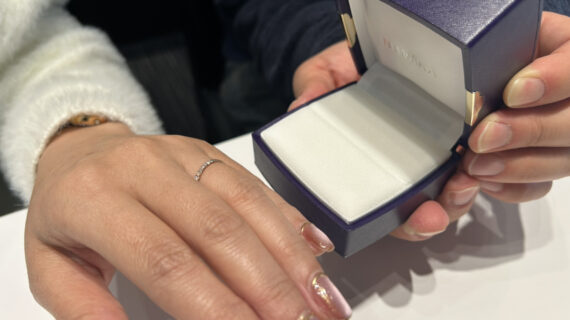 NIWAKAの婚約指輪をつけている女性