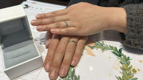 カフェリングの結婚指輪をつけているカップル